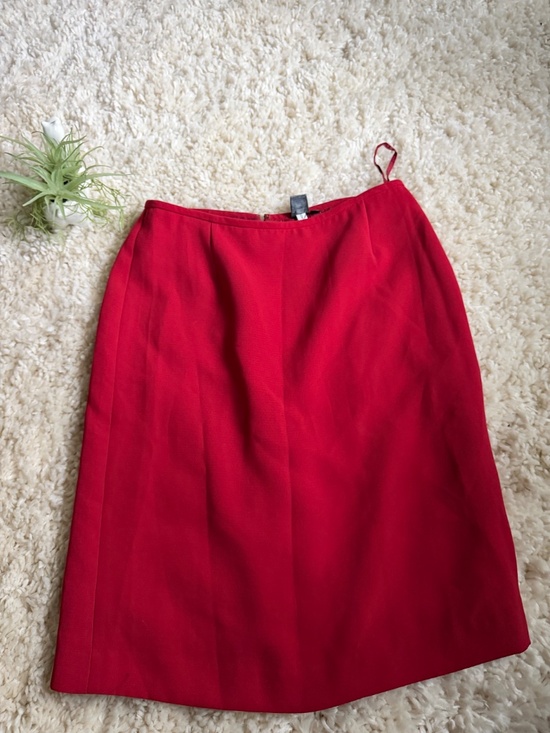 Classic pencil shape from Zara. Rich red tone with clean seaming. Smooth fabric - Picture 4 of 11